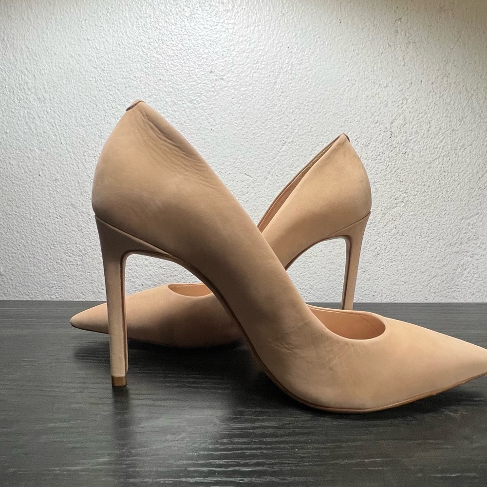 Schutz Tan Pumps